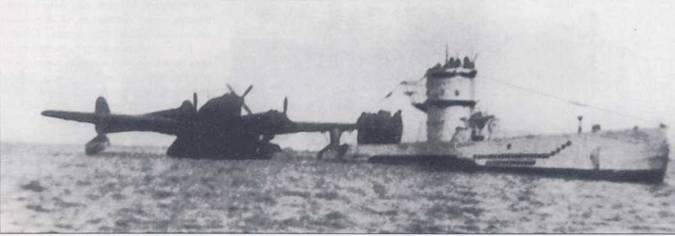 Лодка типа VIIC заправляет топливом в море гидросамолет ВV-138, 14 августа 1942 г. Такие самолеты часто взаимодействовали с У-ботами, обеспечивая их информацией о конвоях союзников. Прием топлива самолетами от лодок в море позволял увеличить время патрулирования гидропланов. Субмариной U-255 командовал капитан-лейтенант Рейнхарт Рихе. Он принял лодку 29 ноября 1941 г. и принимал участие в разгроме конвоя PQ-17. 17 марта 1943 г. Рихе был удостоен Рыцарского креста, а вскоре переведен на берег в штаб У-бот командования «Норд».