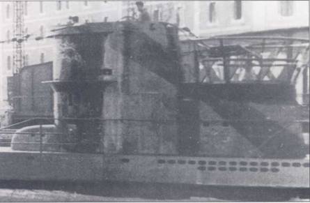 U-I36 в Сент-Назаре, лети 1942 г. очень необычен камуфляж рубки — темно-серые диагональные линии поверх светло-серой основной окраски. В передней части рубки изображена эмблема У-бота.