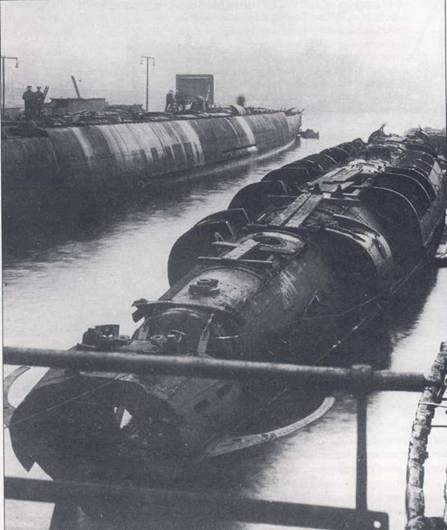 С завершением Первой мировой войны, подводный флот Германии подлежал полному и бесповоротному уничтожению согласно условиям Версальского договора. На снимке — разделка кайзеровских субмарин. Несколько исправных У-ботов победители забрали себе в качестве репараций.