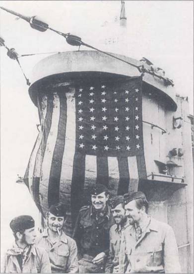 Субмарина U-582 типа VIIC, ею командовал капитан- лейтенант Вернер Шульце. Снимок сделан в августе 1942 г. после возвращения корабля из успешного боевого похода. Американский флаг снят с транспорта «Стела Оэйкс», потопленного в 8 ч 46 мин 22 июля 1942 г., в тот же день в 20 ч 12 мин субмарина потопила еще одно американское судно — «Гонолулу». На перископе закреплены победные флажки.