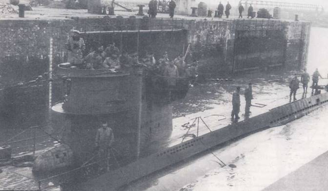 U-332 типа VIIC вернулась из боевого похода, моряки команды столпились на мостике. Субмариной U-332 командовал капитан- лейтенант Иоханнес Лейб, потопивший в Северной Атлантике в 1942 г. несколько судов союзников.