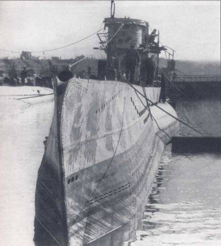 U-407 в пятнистой камуфляжной окраске, пятна темно-серого цвета по светлосерому фону. Корпус ниже ватерлинии обычно окрашивали в красный цвет, ватерлиния — черная. Кораблем U-407 командовал капитан-лейтенант Эрнст-Ульрих Брюллер. Зимой 1942 г. и летом 1943 г. Брюллер добился весомых успехов, оперируя в Средиземном море.
