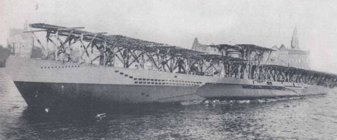 U-231 типа VIIC у достроченной стенки военно-морской верфи в Киле. Деревянные конструкции призваны скрыть субмарину от любопытных взоров авиаторов союзников, эти парни обладали дурными манерами: увидят чего-нибудь интересное и давай по нему бомбами кидаться. Удача отвернулась от U-231 сразу: субмарина почти не имела успехов и была быстро потоплена в северной Атлантике при атаке конвоя SL-144 патрульным «Веллингтоном» из 172-й эскадрильи. Многих членов команды У-бота удалось спасти кораблям охранения конвоя.