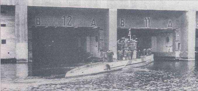 U-136 входит в бетонированное укрытие к порту Сент-Назер, Франции. В одном укрытии помещалось одновременно две подводных лодки. Бетон не пробивался даже при прямых попаданиях авиабомб. U-136 — субмарина типа VIIC.