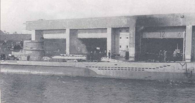 U-404 шипа V1IC, погрузка торпед, Франция.