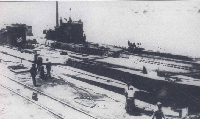 U-873, лодка типа IXD. Рядом с ней — U-234 типа ХВ. Субмарины швартовались борт к борту исстари во всех флотах мира.
