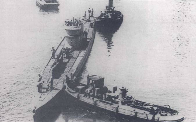U-172 вводят в порт буксирами. У-боты в силу длинных и узких корпусов плохо управлялись в портовых узостях. Лодки типа IXC легко идентифицируются по довольно широкой палубе.
