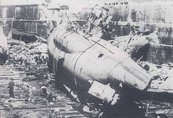 Разбитая авиацией при налете на Сент-Назер 29 июля 1943 г. субмарина U-614. Лодкой командовал капитан-лейтенант Вольфганг Штратер. В феврале 1943 г., патрулируя Атлантику, Штратер потопил несколько судов союзников.