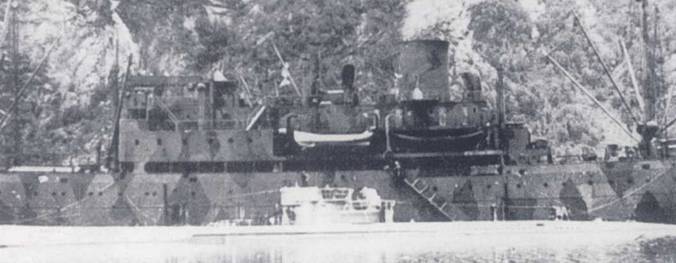 U-960 у борта судна снабжения. Транспорт камуфлирован. В конечном итоге немцам из-за высоких потерь пришлось отказаться от снабжения лодок в море надводными судами и перейти на снабжение посредством «дойных коров».