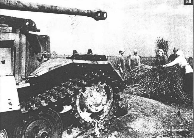 Уборка послевоенного урожая "под прицелом" "Фердинанда". 1945 г.