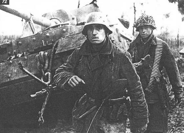 71-72 Бойцы дивизии Терман Геринг" следуют мимо застрявшего в грязи “Фердинанда". Италия 1944 г.
