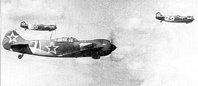 Снимок группы истребителей Ла-5ФН из I-го чехословацкого ИАП сделан в период освоения самолета личным составом на авиабазе Кубинка. На самолете с бортовым номером «3» перед килем нанесена белая полоса вокруг фюзеляжа.