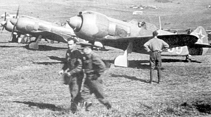 Два Ла-5ФН подготовлены к вылету, аэродром Брезно-над-Гроном, 7 октября 1944 г. Летчикам предстоит вылет на штурмовку немецких войск в районе Ялны. На обратном пути эту пару Лавочкиных по ошибке обстреляли американские «Мустанги», приняв их за Fw-190.