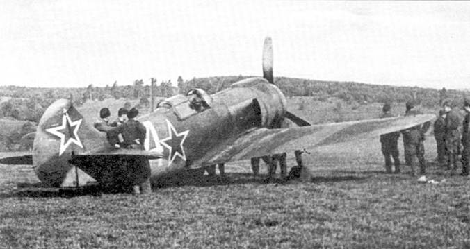 Ла-5ФН (заводской помер 39212124, бортовой — «24») вытаскивают из раскисшего от дождей грунта. Самолет пришлось списать после вынужденной посадки в Румынии, которую совершил 25 октября 1944 г. пилот, возвращаясь с аэродрома Три Дуба.