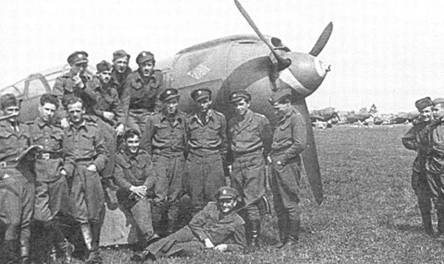 Война завершилась, группа чехословацких пилотов сфотографировалась на память на фоне Ла-5ФН (бортовой номер «31» белого цвета), аэродром Палице, окрестности Кракова, Польши, 9 мая 1945 г. Кок винта истребителя окрашен в красный цвет, поверх которого нанесена белой краской спиральная линия — такой рисунок часто встречался на истребителях люфтваффе.