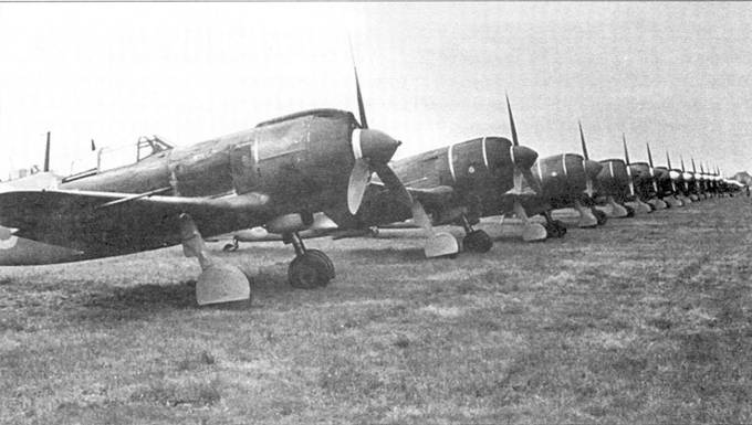 Линейка истребителей Ли-5ФН и Ла-7, аэродром Летнани, окрестности Праги, I июня 1945 г. Снимок сделан в день посещения 1-й смешанной авиационной дивизии президентом Чехословакии Эдвардом Бенешем, дивизией командовал полковник Людвиг Кудин.