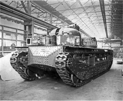 Танк А1Е1 «Индепендент» в цеху завода фирмы «Виккерс». 1926 год. Вооружение на машину еще не установлено (TDB).