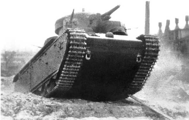 Танк Т-35-1 преодолевает вертикальную стенку высотой 1 метр. 1932 год.