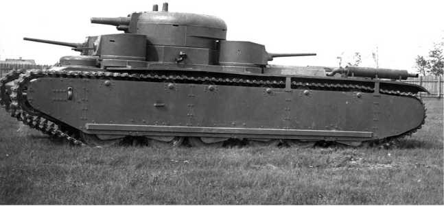 Танк Т-35-1, вид слева. 1932 год. На этом фото хорошо видна форма бортового экрана защиты подвески, собранного из пяти броневых листов (АСКМ).