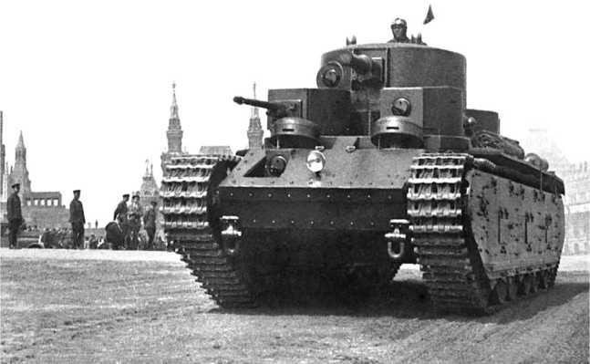 Танк Т-35-2 на параде 7 ноября 1933 года в Москве. Колпаки водителя и стрелка в открытом положении, на левом борту видна укладка брезента (ЦМВС).