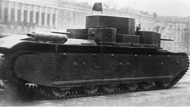 Танк Т-35-2 на параде на площади Урицкого. Ленинград, 1 мая 1933 года. Хорошо видны люки в бортовом фальшборте для доступа к элементам подвески. Верхняя часть башни, по сравнению с Т-35-1, упрощена.
