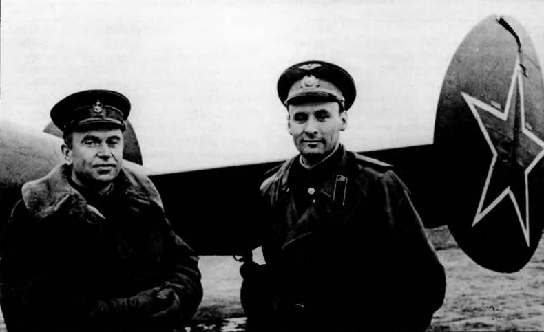 В.Г.Ермолаев (слева) и летчик А.Д.Алексеев, 1944 год
