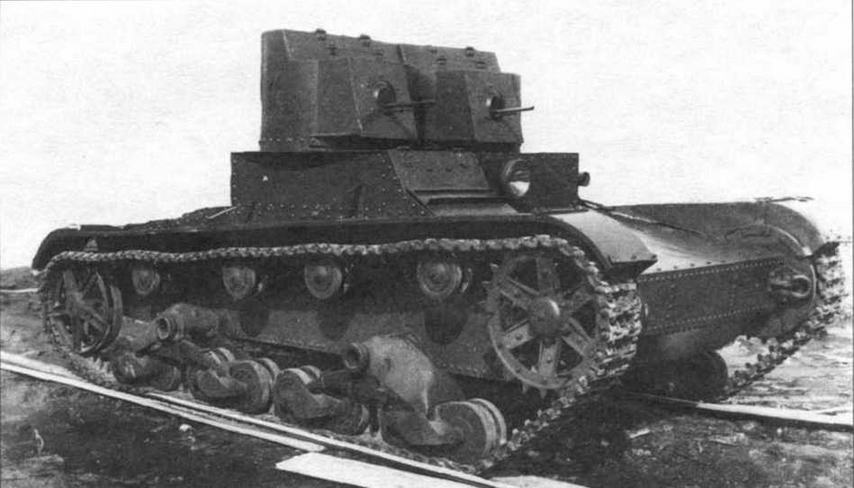 Танк Т-26 обр. 1931 г. со сварными башнями. В ходовой части используются опорные катки позднего выпуска со съемными бандажами. НИБТПолигон, 1940 г.