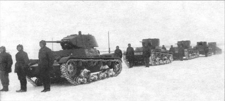 Танковый взвод на учебном поле. Головная машина — Т-26 обр. 1939 г., остальные — Т-26 обр. 1933 г.