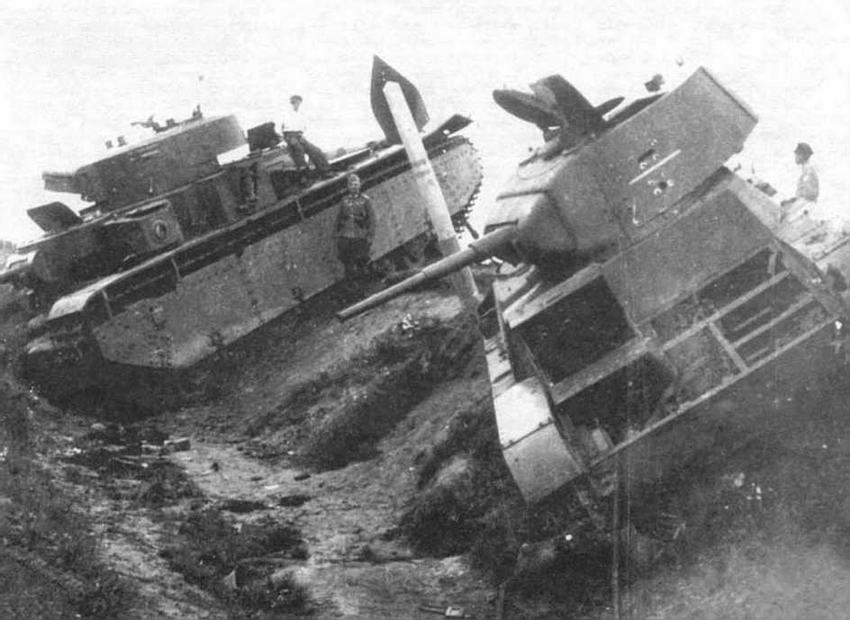 Подбитые танки Т-26 и Т-35 из состава 34-й танковой дивизии. Район Дубна, июль 1941 г.