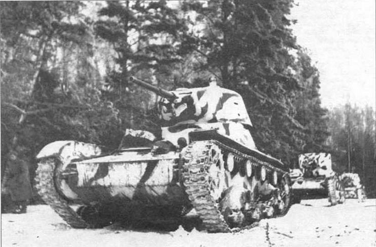 Колонна танков Т-26 движется к линии фронта. Битва за Москву, декабрь 1941 г.