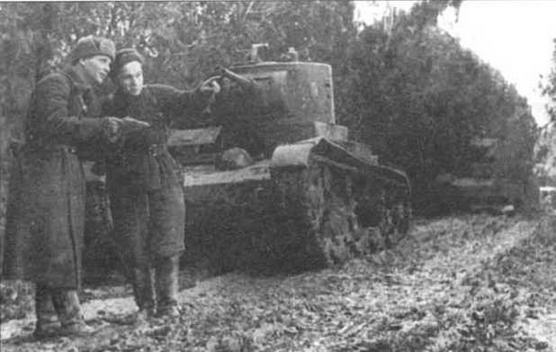 Вверху: танки Т-26 в дороге на о. Кильдин, 1942 г, Внизу: постановка задачи танковому подразделению. Севастополь, январь 1942 г.
