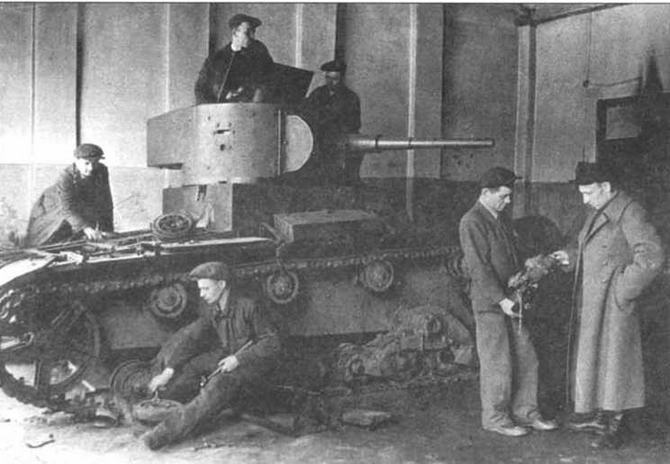 Танк Т-26 в ремонтном цеху. Ленинград. 1942 г.