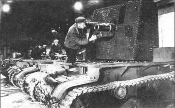 В блокадном Ленинграде на шасси ремонтируемых танков Т-26 изготавливались самоходные установки, вооруженные 76-мм полковыми пушками. 1942 г.