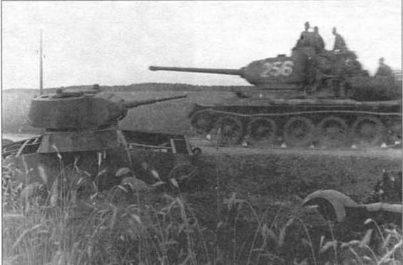 Вперед, на Запад! Т-34-85 проносятся мимо подбитого еще в 1941 г. танка Т-26 обр. 1939 г.