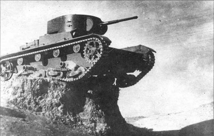 Т-26 ранних выпусков во время занятий на пересеченной местности. Башня танка имеет сварную маску пушки (лобовой щит)
