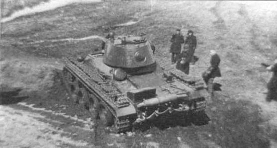 Колесно-гусеничный танк Т-25 во время испытаний на НИБТПолигоне