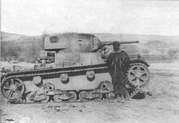 Т-26 в Испании. 1936 г. Рядом с танком — боец интербригады