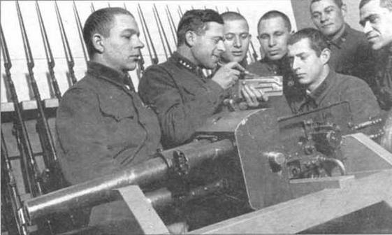Слушатели ВАММ им.Сталина изучают устройство 37 мм пушки ПС-1. 1934 г.