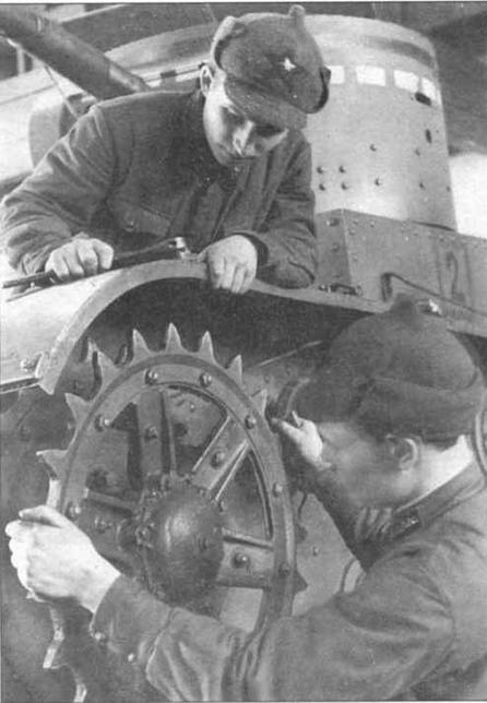 Бойцы Московской Пролетарской дивизии занимаются техническим обслуживанием танков. 1939 г.