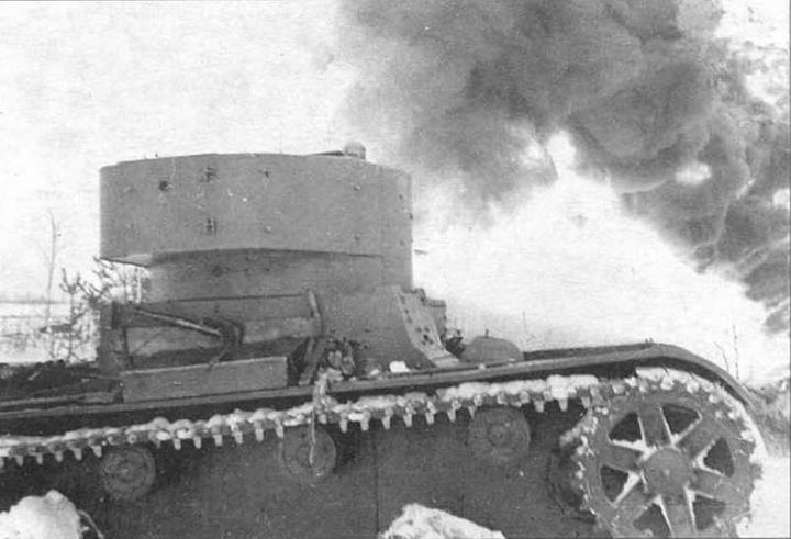 Танк ХТ-130 210-го отдельного химического танкового батальона ведет огонь по финскому доту. 1940 г.