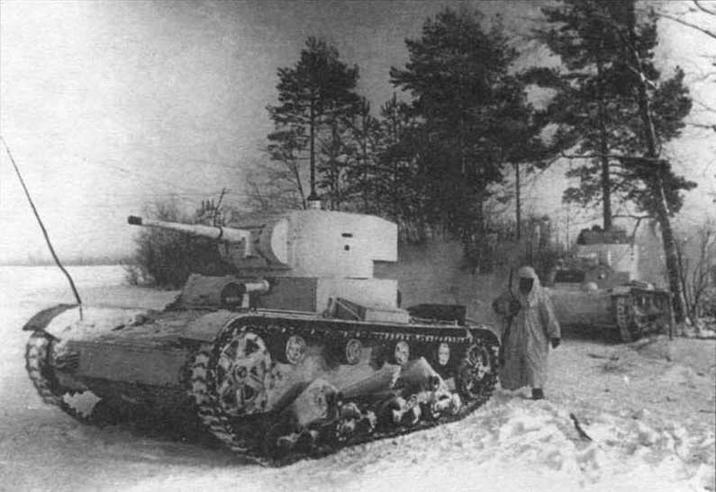 Танки Т-26 35-й легкотанковой бригады выдвигаются на рубеж атаки. Февраль 1940 г.