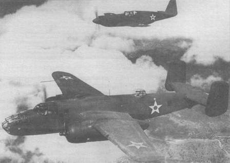 Два главных продукта фирмы North American Aviation: истребитель Р-51 «Mustang» и бомбардировщик В-25 «Mitchell». Оба самолета в стандартном камуфляже, введенном в начале 1941 года. Опознавательные знаки в шести позициях.
