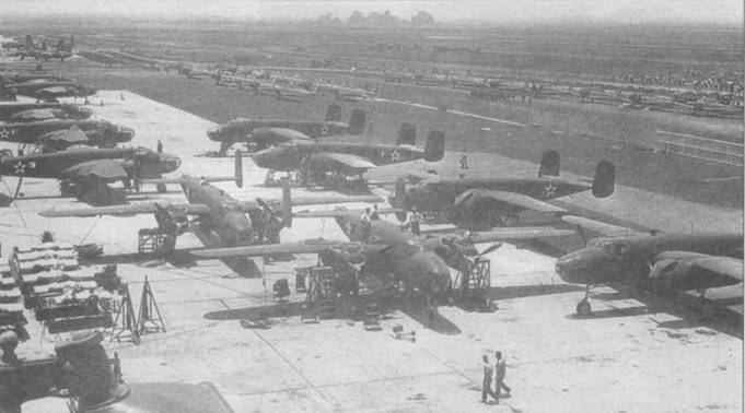 Площадка завода NAA. Стоят многочисленные самолеты типа «Mitchell» и «Техап», ожидающие отправки в части.
