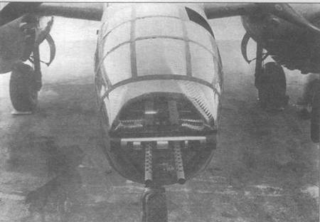 Спаренные 12,7-мм пулеметы в хвостовой огневой точке B-25D. Модификация проведена в Канзас-Сити. Хотя испытания такой кабины прошли успешно, в серию она не пошла.