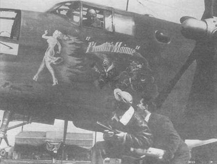 Единственный ХВ-25Е «Flamin' Maimie», переделанный из серийного B-25C-10 (42-32281). Самолет сфотографирован в ходе испытании. В кабине командир экипажа, следящий за работой механиков. Механики, в шутку позируют фотографу, держа в руках огнетушитель.