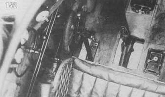 142. Кабина пилота. Слева внизу заметен баллон воздушного запуска двигателя. На сиденье пилота положена стеганая кожаная подушка.