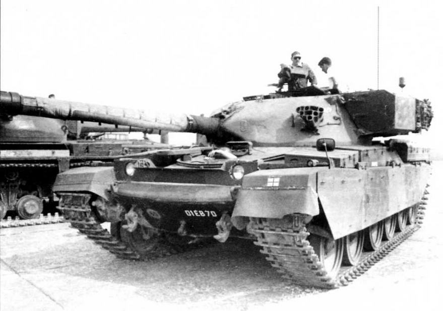 Танк «Чифтен» Mk.9. Массивный контейнер на левом борту башни — броневой кожух ИК-прожектора