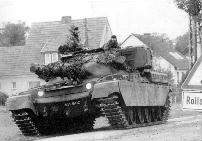Вверху — танк «Чифтен» Mk.5 на окраине немецкой деревни.
