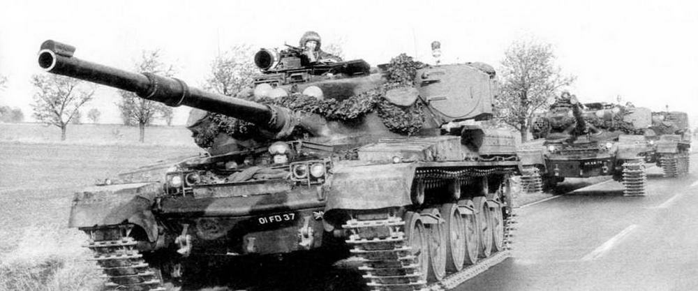Внизу — танковая колонна на марше. Западная Германия, учения НАТО «Рефорджер-9», 1984 год