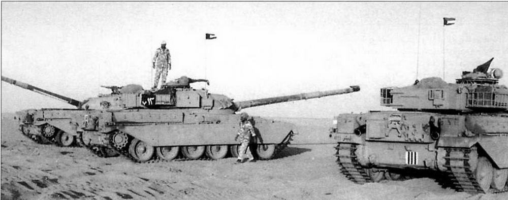 Вверху — танки «Чифтен» кувейтской армии накануне операции «Буря в пустыне», Саудовская Аравия, 1990 год